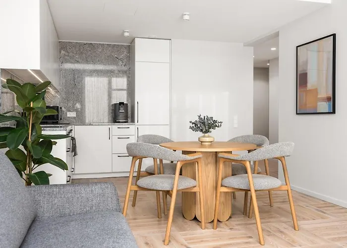 New Modern Center With Old Town Views Appartamento